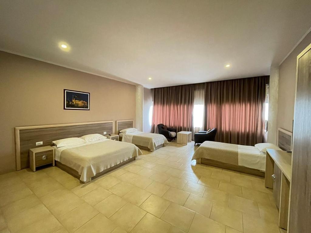 Hotel Terminal Tiranë Luaran gambar