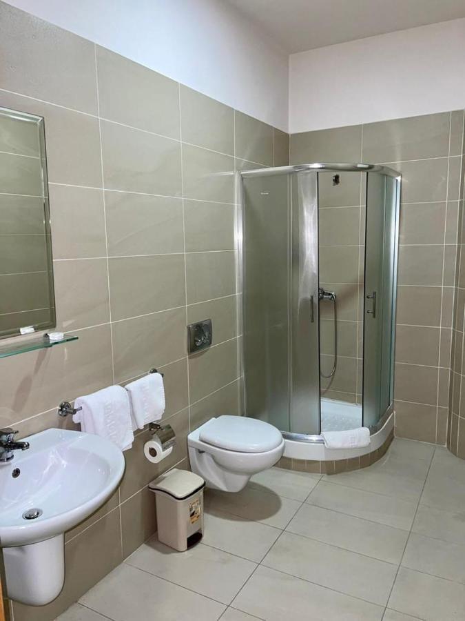Hotel Terminal Tiranë Luaran gambar