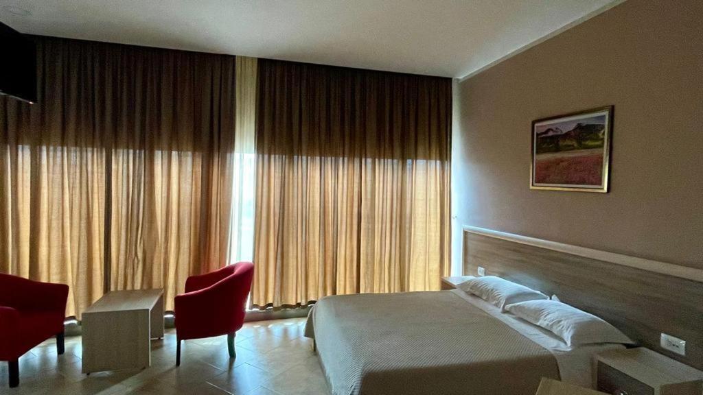 Hotel Terminal Tiranë Luaran gambar