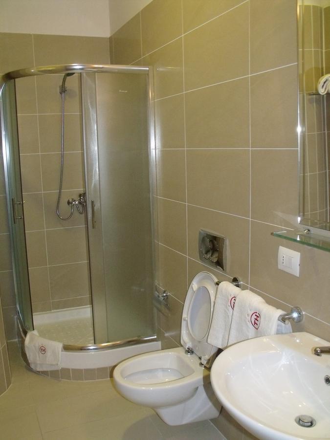 Hotel Terminal Tiranë Luaran gambar
