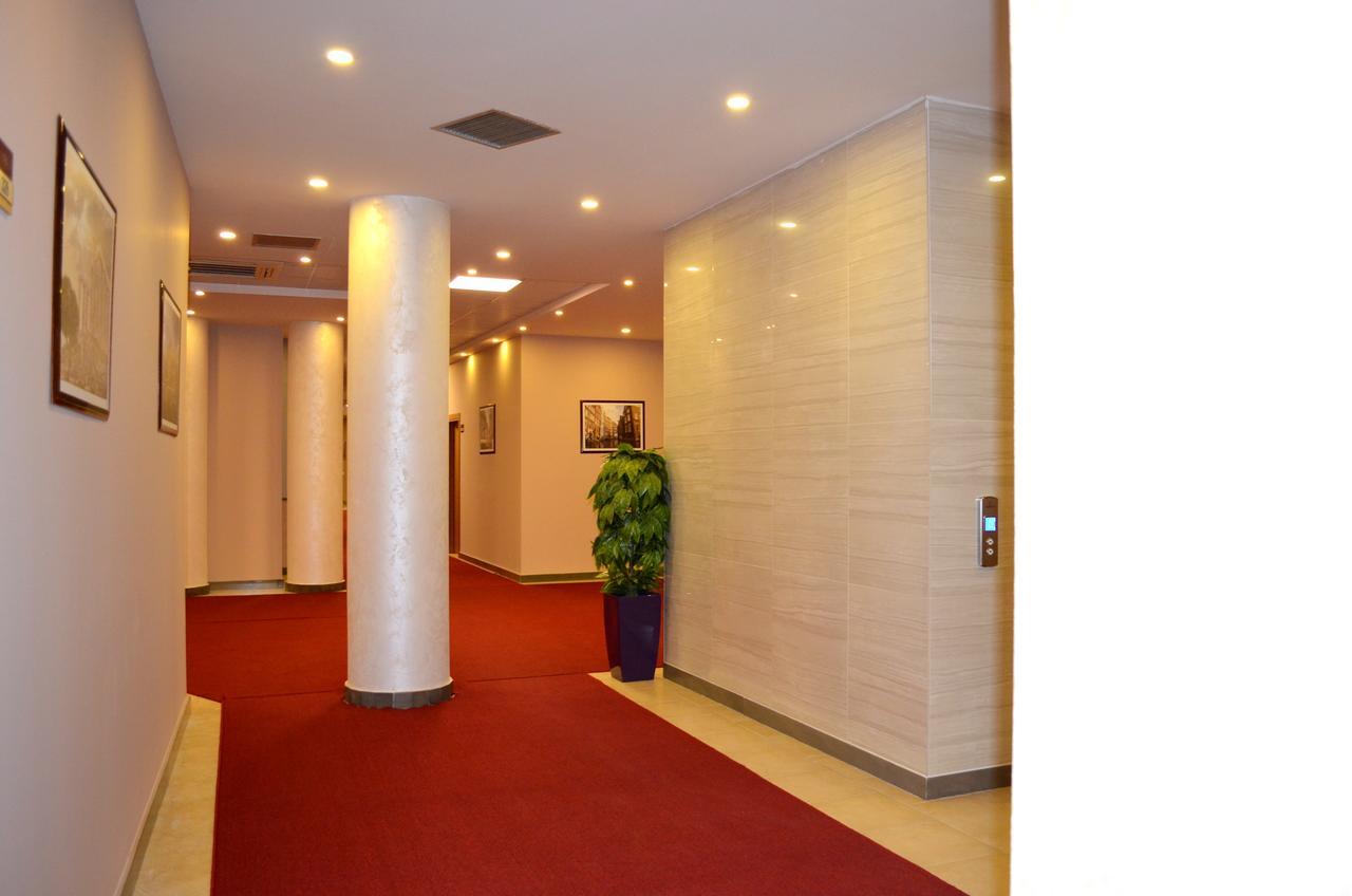 Hotel Terminal Tiranë Luaran gambar
