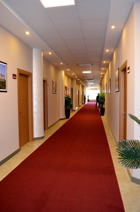 Hotel Terminal Tiranë Luaran gambar