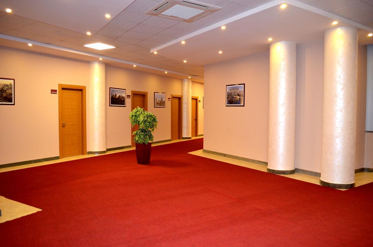 Hotel Terminal Tiranë Luaran gambar